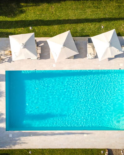 Villa Cassia: Groen, Blauw, Turkoois, Rechthoek, Gras, Majorelle Blue, Textiel, Fabriek, Zwembad, Kunst