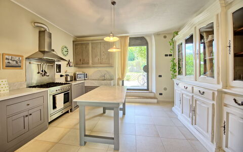 Villa Diletta: Countertop, Eigendom, Kamer, Meubilair, Keuken, Cabinetry, Verdieping, Gebouw, Interieur Ontwerp, Plafond