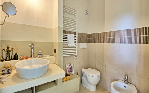 Villa Diletta: Badkamer, Eigendom, Kamer, Interieur Ontwerp, Tegel, Architectuur, Muur, Kraan, Onroerend Goed, Huis