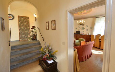 Villa Buonaparte: Kamer, Eigendom, Interieur Ontwerp, Gebouw, Plafond, Meubilair, Verdieping, Huis, Onroerend Goed, Huis