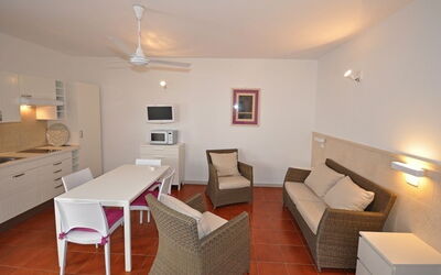 Mitzi 2: Kamer, Eigendom, Gebouw, Meubilair, Interieur Ontwerp, Verdieping, Woonkamer, Huis, Tafel, Suite