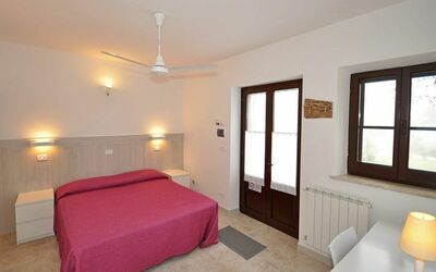 Mitzi 1: Kamer, Slaapkamer, Bed, Meubilair, Eigendom, Interieur Ontwerp, Gebouw, Laken, Huis, Suite