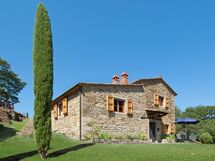 La casa è indipendente. Situata in un borgo dove sono presenti altre tre case.