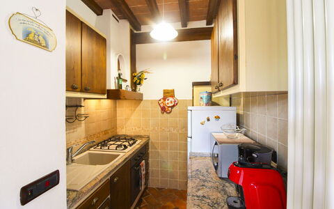 La Casetta nel Bosco: Keuken, Countertop, Interieur Ontwerp, Major Appliance, Toestel Van De Keuken, Hout, Flooring, Plafond, Verdieping, Meubilair