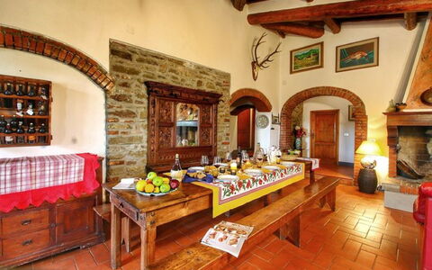 Civitella: Eigendom, Gebouw, Kamer, Interieur Ontwerp, Meubilair, Woonkamer, Onroerend Goed, Huis, Huis, Tafel