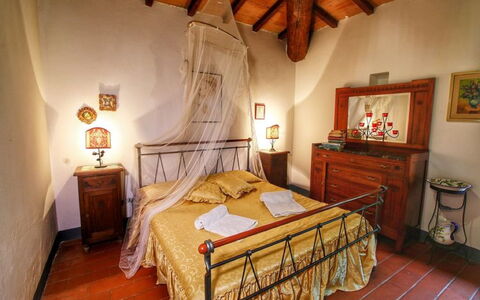 Civitella: Slaapkamer, Kamer, Bed, Meubilair, Eigendom, Bed Frame, Interieur Ontwerp, Laken, Gebouw, Huis