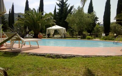 Suvereto: Zwembad, Eigendom, Toevlucht, Vakantie, Palmboom, Boom, Gras, Vrije Tijd, Onroerend Goed, Huis