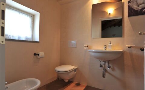 Casa Fabrizio: Bruin, Spiegel, Loodgieterswerkinrichting, Eigendom, Wastafel In De Badkamer, Wastafel, Kraan, Venster, Badkamer, Gebouw