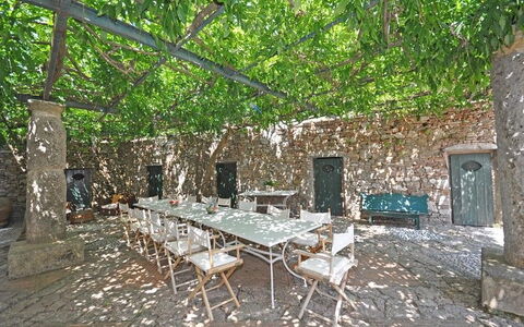 Il Principe: Eigendom, Gebouw, Kamer, Tafel, Boom, Meubilair, Stenen Muur, Huis, Backyard