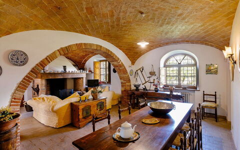 Villa Scianellone: Tafel, Eigendom, Meubilair, Bankstel, Hout, Interieur Ontwerp, Stoel, Fabriek, Woonkamer, Plafond