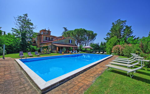 Villa Campogialli: Zwembad, Eigendom, Landgoed, Onroerend Goed, Huis, Huis, Gebouw, Gras, Villa, Woongebied