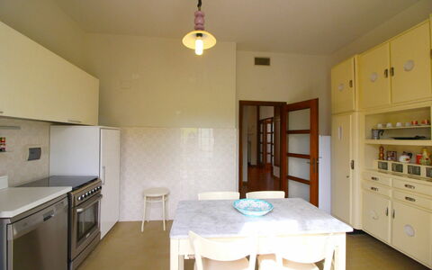 Villa Quattro Mori: Eigendom, Kamer, Meubilair, Gebouw, Keuken, Interieur Ontwerp, Huis, Onroerend Goed, Cabinetry, Verdieping