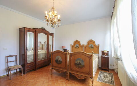 Villa Quattro Mori: Meubilair, Interieur Ontwerp, Slaapkamer, Flooring, Bed, Verdieping, Hout, Kamer, Verlichting, Bedding