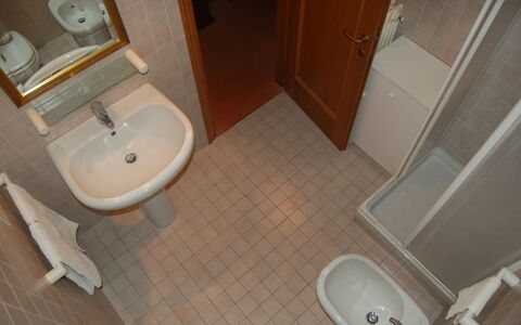 Appartamento Beatrice: Toilet, Tegel, Eigendom, Verdieping, Badkamer, Kamer, Hardwood, Wc Bril, Loodgieterswerkinrichting, Bidet