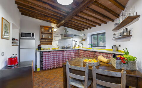 Bigiolo a Melazzano: Fotolijst, Eigendom, Tafel, Cabinetry, Countertop, Keuken, Hout, Interieur Ontwerp, Woonkamer, Architectuur