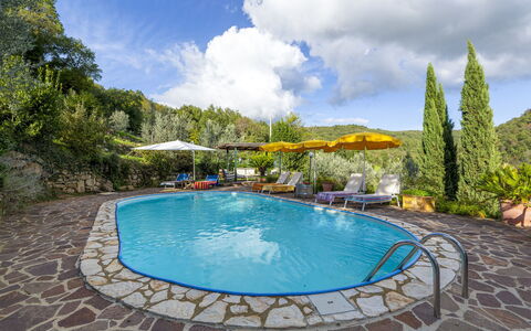 Bigiolo a Melazzano: Water, Wolk, Fabriek, Lucht, Zwembad, Azure, Boom, Zwemwater, Vrije Tijd, Buitenmeubels