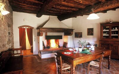 Cerchi 2: Kamer, Eigendom, Gebouw, Interieur Ontwerp, Meubilair, Haard, Huis, Woonkamer, Tafel, Straal