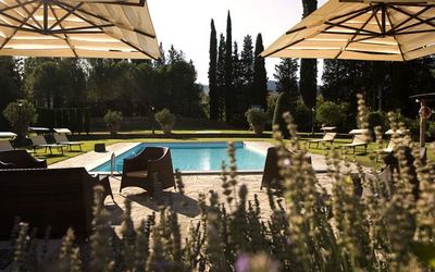 Cerchi: Eigendom, Zwembad, Boom, Huis, Huis, Architectuur, Vrije Tijd, Lucht, Onroerend Goed, Gebouw