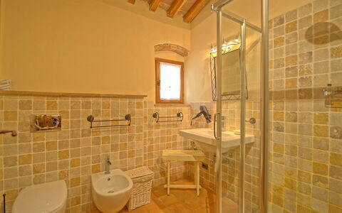 Arturo: Badkamer, Kamer, Eigendom, Tegel, Gebouw, Onroerend Goed, Interieur Ontwerp, Huis, Architectuur, Landgoed