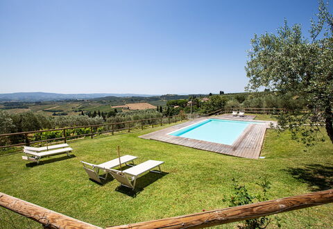 Arturo: Fabriek, Lucht, Water, Zwembad, Schaduw, Boom, Gras, Land Lot, Buitenmeubels, Rechthoek