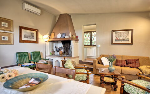 Casa Ovile: Tafel, Fotolijst, Meubilair, Bankstel, Eigendom, Interieur Ontwerp, Hout, Stoel, Comfort, Woonkamer