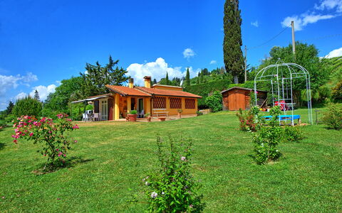 Casa Ovile: Wolk, Lucht, Fabriek, Eigendom, Gebouw, Groen, Natuurlijk Landschap, Boom, Land Lot, Huis
