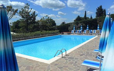 Gloriana: Zwembad, Eigendom, Vrije Tijd, Majorelle Blue, Vakantie, Onroerend Goed, Water, Azure, Toevlucht, Villa