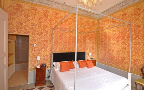 Villa Gubbio: Kamer, Bed, Eigendom, Slaapkamer, Meubilair, Interieur Ontwerp, Gebouw, Muur, Plafond, Suite