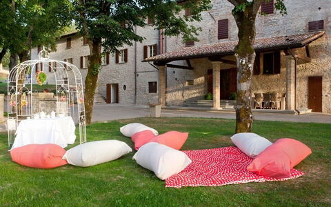 Villa Gubbio: Eigendom, Gras, Huis, Kamer, Backyard, Vrije Tijd, Gebouw, Vakantie, Onroerend Goed, Boom