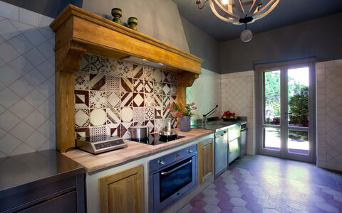 Villa Gubbio: Countertop, Eigendom, Kamer, Tegel, Keuken, Gebouw, Interieur Ontwerp, Cabinetry, Meubilair, Verdieping