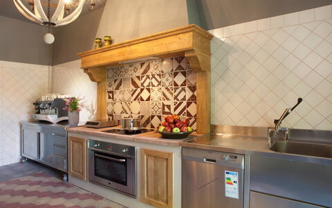 Villa Gubbio: Countertop, Eigendom, Kamer, Tegel, Keuken, Cabinetry, Interieur Ontwerp, Meubilair, Verdieping, Plafond