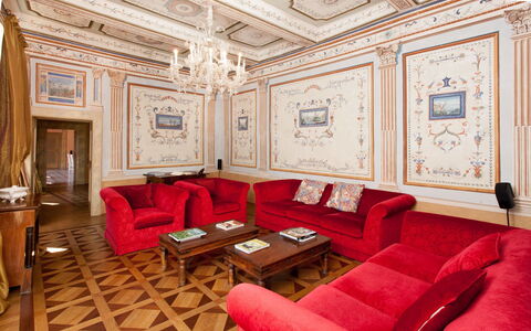 Villa Gubbio: Kamer, Eigendom, Interieur Ontwerp, Meubilair, Rood, Gebouw, Woonkamer, Plafond, Suite, Huis