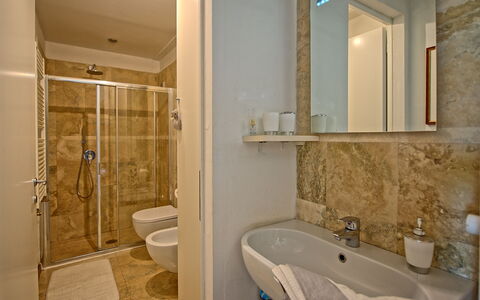 Capannino: Badkamer, Kamer, Eigendom, Tegel, Bad, Interieur Ontwerp, Gebouw, Loodgieterswerkinrichting, Onroerend Goed, Huis