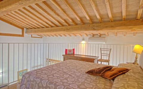 Capannino: Slaapkamer, Kamer, Eigendom, Meubilair, Bed, Plafond, Interieur Ontwerp, Gebouw, Bedding, Bed Frame