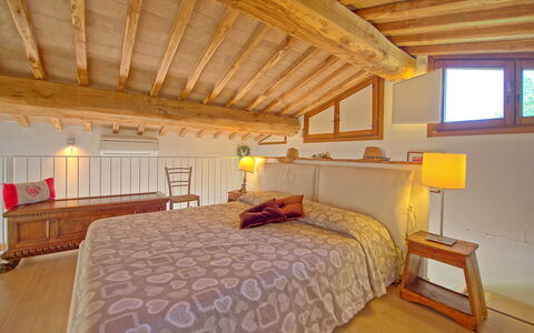 Capannino: Slaapkamer, Bed, Kamer, Meubilair, Eigendom, Bed Frame, Plafond, Gebouw, Bedding, Laken