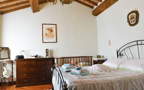 Casetta i Ciliegi: Slaapkamer, Bed, Kamer, Meubilair, Eigendom, Laken, Bed Frame, Bedding, Plafond, Interieur Ontwerp