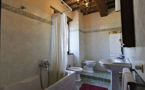 Casetta i Ciliegi: Badkamer, Eigendom, Kamer, Interieur Ontwerp, Gebouw, Architectuur, Loodgieterswerkinrichting, Huis, Onroerend Goed, Wastafel