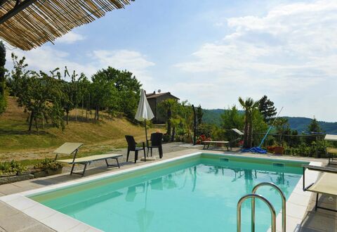 Casetta i Ciliegi: Water, Wolk, Lucht, Fabriek, Eigendom, Zwembad, Gebouw, Azure, Boom, Schaduw