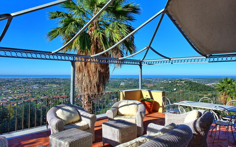 Villa Camaiore: Eigendom, Lucht, Kamer, Onroerend Goed, Boom, Vakantie, Huis, Gebouw, Meubilair, Vrije Tijd