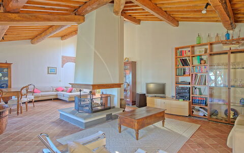 Villa Camaiore: Kamer, Eigendom, Woonkamer, Gebouw, Interieur Ontwerp, Huis, Meubilair, Verdieping, Onroerend Goed, Zolder