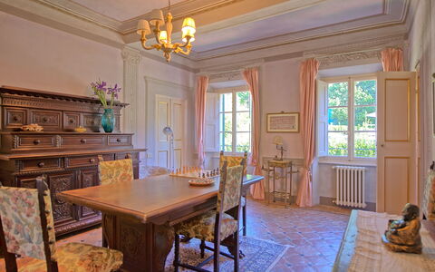 Villa Camaiore: Kamer, Eigendom, Gebouw, Meubilair, Interieur Ontwerp, Plafond, Huis, Eetkamer, Huis, Landgoed