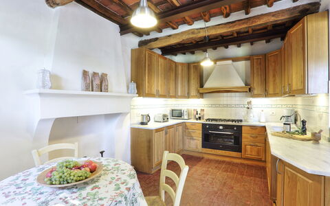 Le Pergole: Countertop, Eigendom, Kamer, Meubilair, Keuken, Gebouw, Cabinetry, Interieur Ontwerp, Huis, Plafond