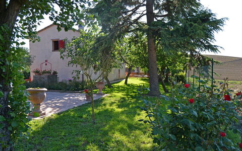 Casa Laura: Eigendom, Werf, Huis, Tuin, Backyard, Boom, Huis, Gebouw, Onroerend Goed, Verblijf