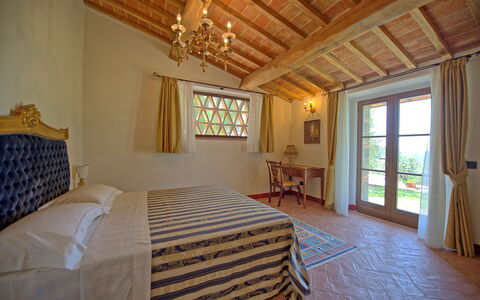 Villa Noceta: Kamer, Eigendom, Slaapkamer, Meubilair, Plafond, Gebouw, Bed, Interieur Ontwerp, Onroerend Goed, Huis