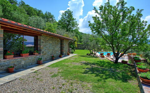 Villa Noceta: Eigendom, Werf, Huis, Onroerend Goed, Huis, Boom, Gras, Gebouw, Architectuur, Tuin