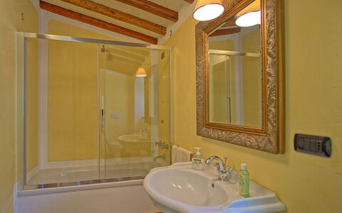 Villa Noceta: Badkamer, Kamer, Eigendom, Muur, Wastafel, Badkamerkast, Gips, Wastafel In De Badkamer, Interieur Ontwerp, Huis
