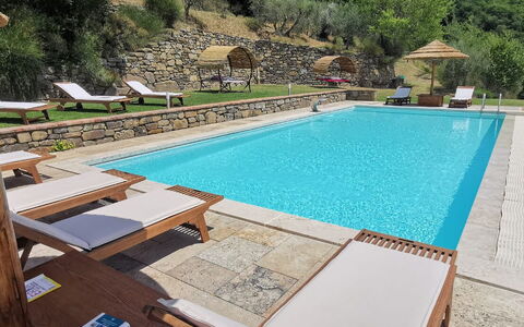 Villa Noceta: Water, Zwembad, Eigendom, Fabriek, Gebouw, Azure, Buitenmeubels, Schaduw, Vrije Tijd, Stoel