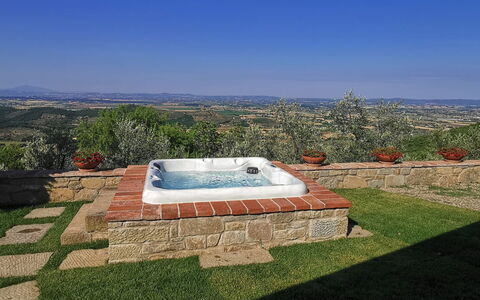 Villa Noceta: Fabriek, Lucht, Boom, Land Lot, Stedelijk Ontwerp, Gras, Landschap, Rechthoek, Horizon, Dak