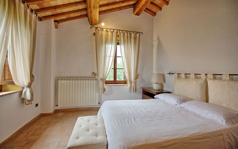 Villa Montalcino: Slaapkamer, Bed, Meubilair, Kamer, Eigendom, Laken, Bed Frame, Interieur Ontwerp, Plafond, Gebouw
