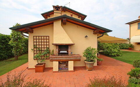 Casa Daniela: Dak, Tuin, Huis, Backyard, Schaduw, Landscaping, Werf, Gazon, Outdoor Structuur, Landgoed